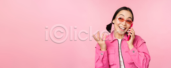 동양인 성인 성인여자한명만 여자 한명 JPG 포토 해외이미지 들기 분홍색배경 상반신 서기 선글라스 스마트폰 통화