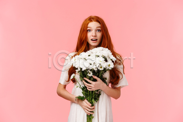 러블리 축하 10대 십대여자한명만 여자 한명 JPG 앞모습 포토 해외이미지 꽃 꽃다발 들기 분홍색 빨간머리 상반신 실내