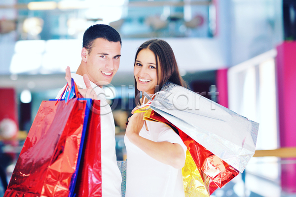 기쁨 행복 남자 두명 성인 성인만 여자 JPG 옆모습 포토 해외이미지 뒤돌아보기 들기 라이프스타일 상반신 쇼핑 쇼핑몰 쇼핑백 커플