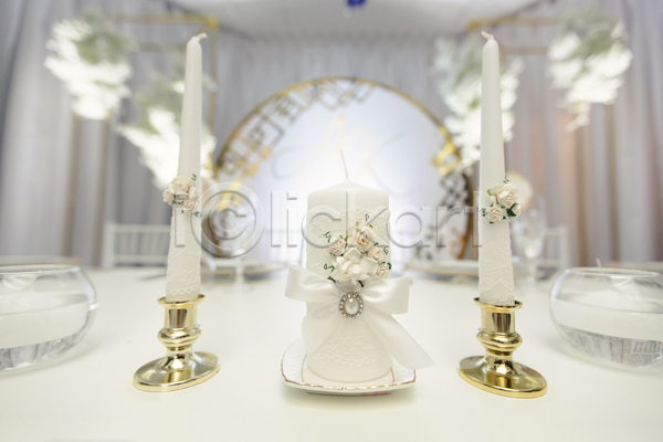 화려 사람없음 JPG 포토 해외이미지 결혼소품 공간 꽃 대칭 레이스(직물) 리본 실내 잔 초 촛대 흰색