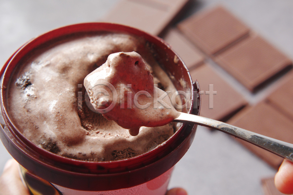 사람없음 JPG 아웃포커스 포토 해외이미지 들기 디저트 숟가락 아이스크림 초코아이스크림 초콜릿