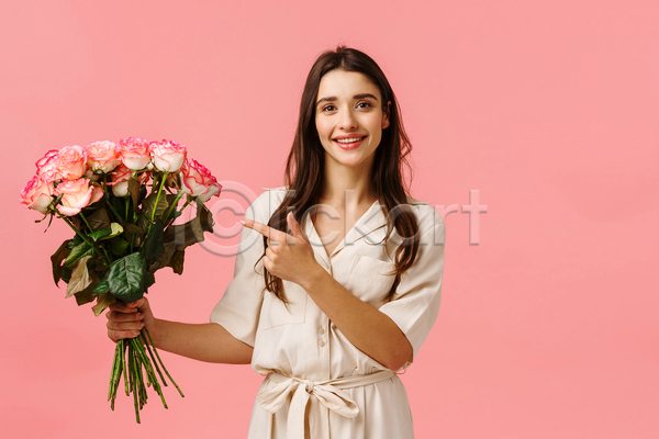 성인 성인여자한명만 여자 한명 JPG 앞모습 포토 해외이미지 가리킴 꽃 꽃다발 들기 분홍색 상반신 실내