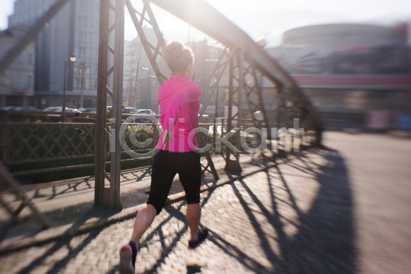 활발 서양인 성인 성인여자한명만 여자 한명 JPG 뒷모습 포토 해외이미지 달리기 달리기선수 라이프스타일 마라톤 아침 야외 전신 조깅 햇빛