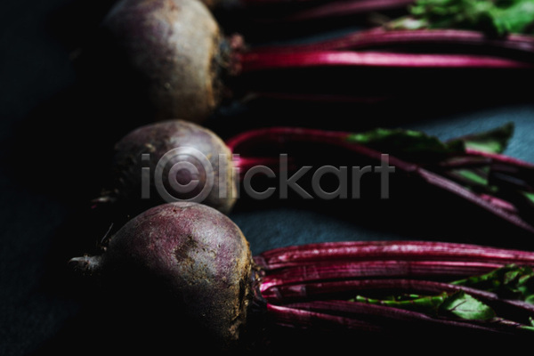 신선 사람없음 JPG 소프트포커스 포토 해외이미지 건강 내추럴 백그라운드 보라색 비트 빨간색 어둠 요리 유기농 음식 잎 채소 채식주의자 초록색 흰색
