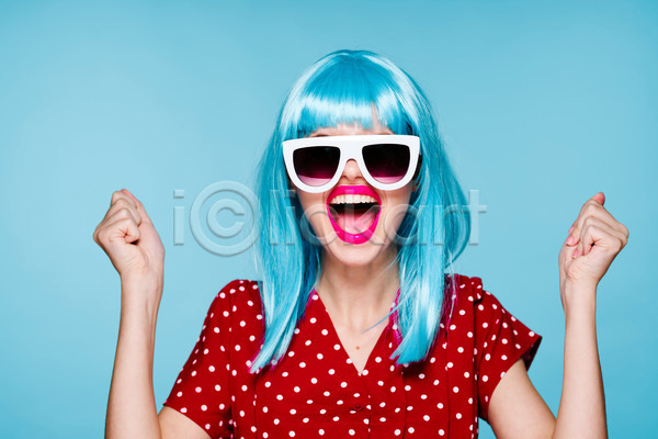 즐거움 성인 성인여자한명만 여자 한명 JPG 앞모습 포토 해외이미지 가발 상반신 선글라스 주먹 하늘색 힙스터