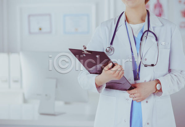 성인 성인여자한명만 여자 한명 JPG 앞모습 포토 해외이미지 들기 상반신 서류판 실내 의사 의학 청진기