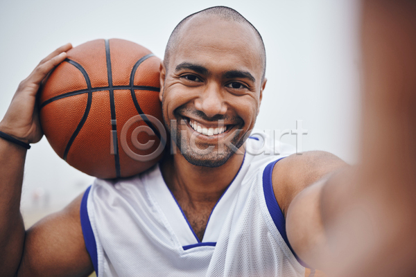 기쁨 남자 성인 성인남자한명만 한명 JPG 소프트포커스 앞모습 포토 해외이미지 농구 농구공 들기 상반신 손뻗기 수염 야외 잡기 주간