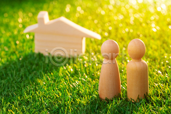 사람모양 사람없음 JPG 포토 해외이미지 가족 건축모형 말(게임) 목재 야외 잔디 재산 주간 주택 집모양 피규어 햇빛