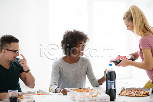 남자 성인 성인만 세명 여자 흑인 JPG 앞모습 옆모습 포토 해외이미지 동료 들기 붓기 상반신 식사 실내 점심 콜라 피자