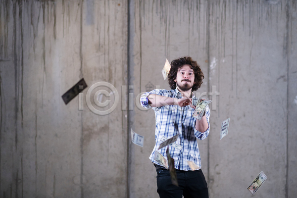 남자 성인 성인남자한명만 한명 JPG 앞모습 포토 해외이미지 날리기 던지기 상반신 지폐 플렉스