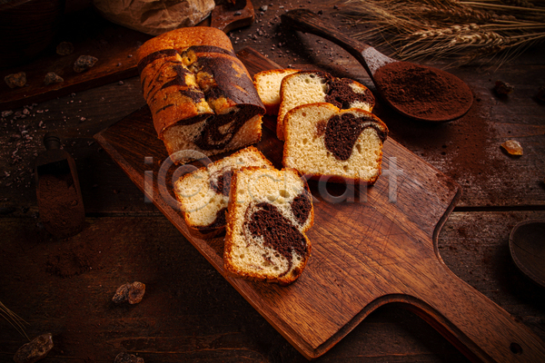 사람없음 JPG 포토 해외이미지 갈색 나무도마 밀 빵 숟가락 슬라이스 케이크 코코아가루 파운드케이크