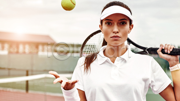 성인 성인여자한명만 여자 한명 JPG 아웃포커스 앞모습 포토 해외이미지 던지기 들기 무표정 상반신 야외 응시 주간 테니스 테니스라켓 테니스선수 테니스장
