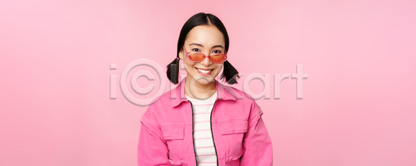동양인 성인 성인여자한명만 여자 한명 JPG 포토 해외이미지 분홍색배경 상반신 서기 선글라스 표현