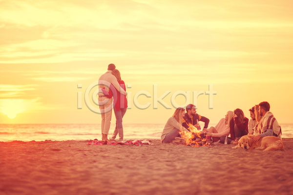 함께함 남자 성인 성인만 여러명 여자 JPG 뒷모습 옆모습 포토 해외이미지 강아지 모닥불 안기 앉기 야외 전신 주간 친구 캠핑 커플 한마리 해변