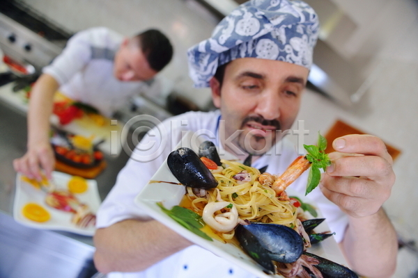 집중 남자 두명 성인 성인남자만 JPG 앞모습 포토 해외이미지 들기 상반신 실내 요리 요리사 주방 파스타 플레이팅