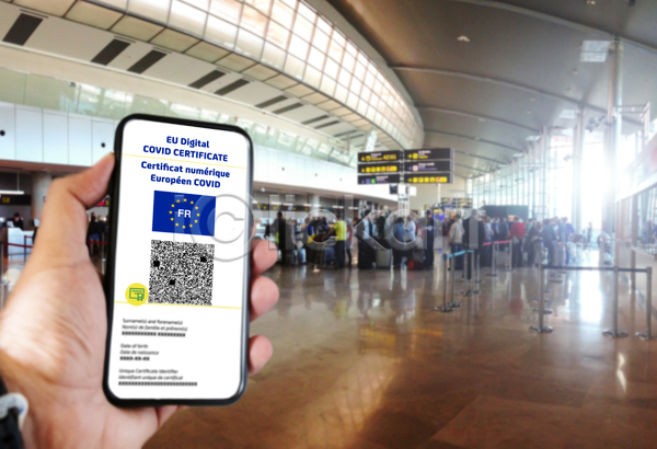 군중 신체부위 JPG 포토 해외이미지 공항 들기 손 스마트폰 실내 전자여권 전자증명