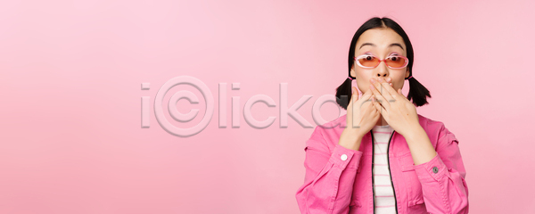 동양인 성인 성인여자한명만 여자 한명 JPG 포토 해외이미지 놀람 분홍색배경 상반신 서기 선글라스 입가림
