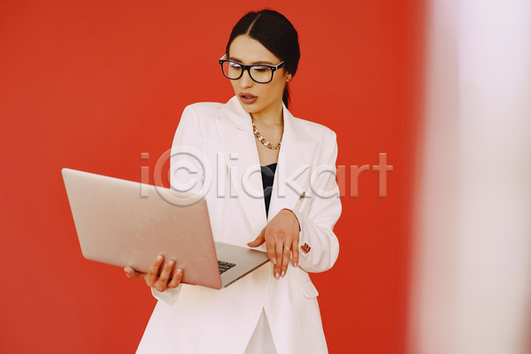 백인 성인 성인여자한명만 여자 한명 JPG 앞모습 포토 해외이미지 갈색머리 노트북 들기 상반신 실내 안경낌 재킷 컴퓨터