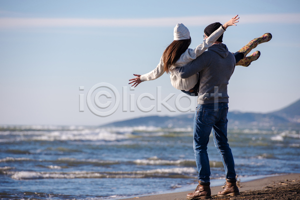 즐거움 함께함 휴식 남자 두명 성인 성인만 여자 JPG 뒷모습 포토 해외이미지 들어올리기 서기 야외 전신 주간 커플 팔벌리기 해변