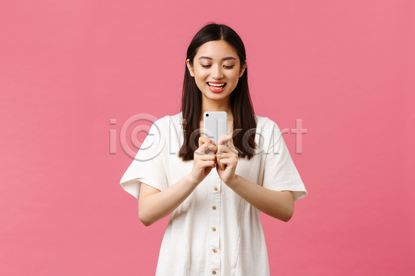 동양인 성인 성인여자한명만 여자 한명 JPG 포토 해외이미지 들기 분홍색배경 상반신 스마트폰 응시