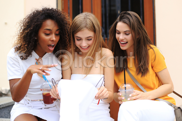성인 성인여자만 세명 여자 JPG 앞모습 포토 해외이미지 들기 상반신 쇼핑 쇼핑백 야외 웃음 응시 잡기 주간
