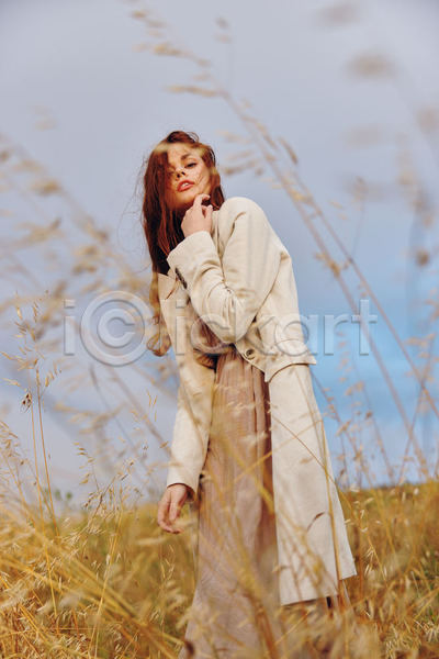 성인 성인여자한명만 여자 한명 JPG 옆모습 포토 해외이미지 가을(계절) 내추럴 밭 손짓 야외 자연 전신 주간 코트 하늘