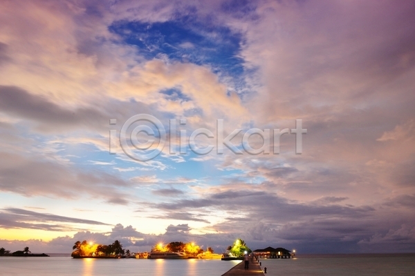 사람없음 JPG 포토 해외이미지 구름(자연) 바다 빛 수상가옥 야간 야외 일몰 풍경(경치) 하늘