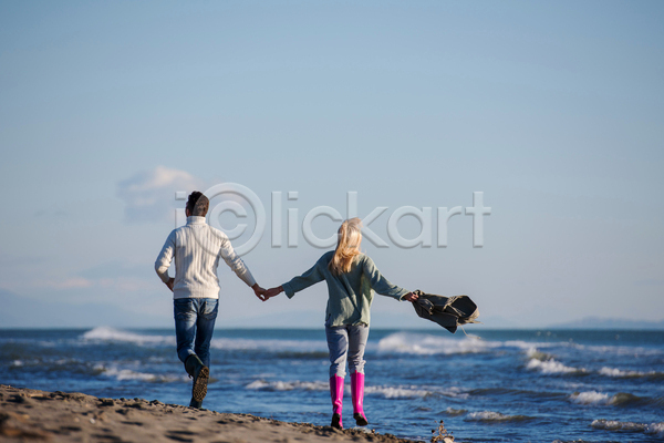 산책 여유 남자 두명 성인 성인만 여자 JPG 뒷모습 포토 해외이미지 걷기 들기 손잡기 야외 전신 주간 커플 팔벌리기 하늘 해변