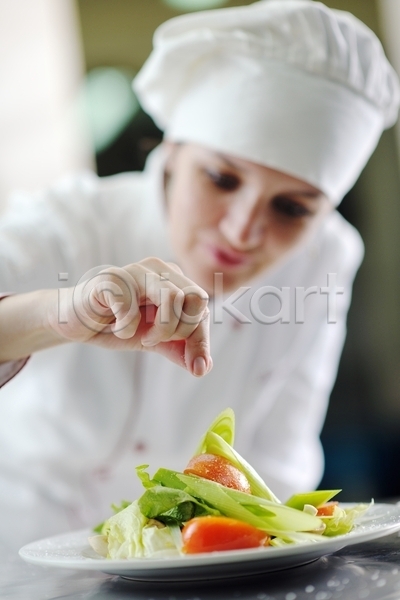 성인 성인여자한명만 여자 한명 JPG 앞모습 포토 해외이미지 뿌리기 상반신 샐러드 실내 요리 요리사 주방