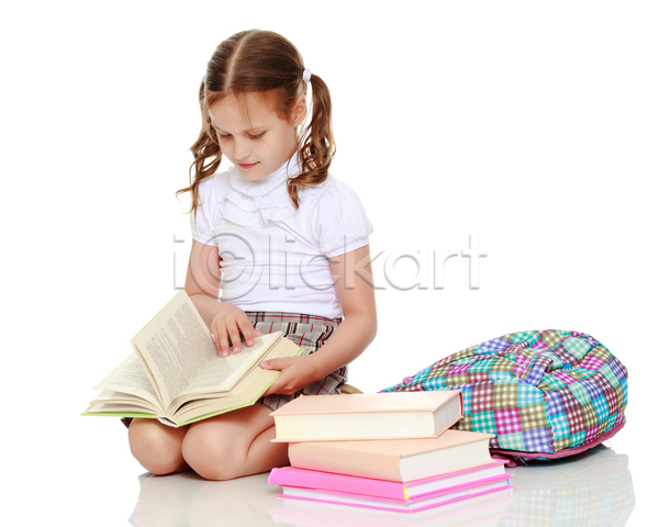 집중 백인 소녀(어린이) 소녀한명만 어린이 여자 한명 JPG 옆모습 포토 해외이미지 독서 들기 무릎꿇기 실내 앉기 양갈래머리 전신 책 흰배경