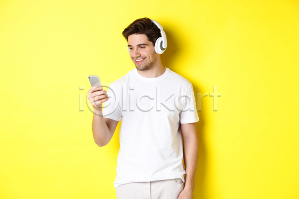 남자 성인 성인남자한명만 한명 JPG 앞모습 포토 해외이미지 들기 상반신 스마트폰 실내 음악감상 헤드셋