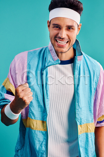 20대 남자 성인 성인남자한명만 한명 JPG 앞모습 포토 해외이미지 모델 백그라운드 상반신 스타일 실내 운동 응시 재킷 주먹 파란배경