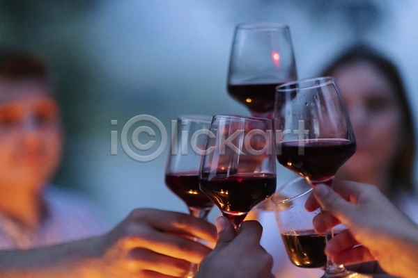 우정 함께함 신체부위 JPG 아웃포커스 포토 해외이미지 건배 들기 라이프스타일 손 야외 와인 와인잔 저녁 파티