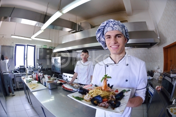 남자 두명 성인 성인남자만 JPG 앞모습 포토 해외이미지 들기 미소(표정) 상반신 실내 요리 요리사 주방 파스타