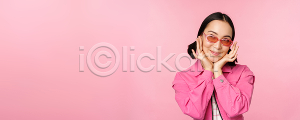 동양인 성인 성인여자한명만 여자 한명 JPG 포토 해외이미지 분홍색배경 비즈니스 상반신 서기 선글라스 표현