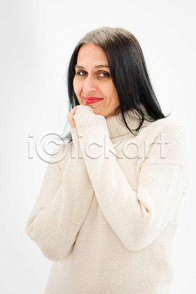 백인 성인 여자 한명 JPG 포토 해외이미지 1 건강 겨울 라이프스타일 백그라운드 뷰티 스웨터 스타일링 스파 얼굴 옷 은퇴 응시 주름 중앙 카피스페이스 흰색