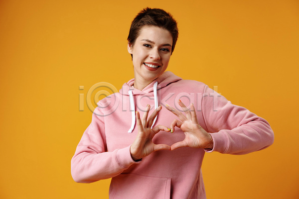 기쁨 사랑 행복 백인 십대여자한명만 여자 청소년 한명 JPG 앞모습 포토 해외이미지 분홍색 상반신 손하트 주황색 하트