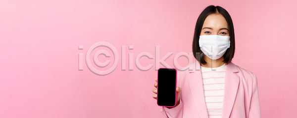동양인 성인 성인여자한명만 여자 한명 JPG 포토 해외이미지 들기 보여주기 분홍색배경 비즈니스 비즈니스우먼 상반신 서기 스마트폰