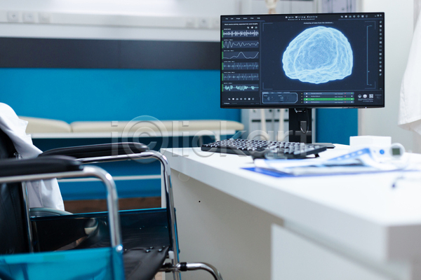 사람없음 JPG 소프트포커스 포토 해외이미지 뇌 모니터 병원 실내 의료시설 진료실 책상 컴퓨터 홀로그램 휠체어