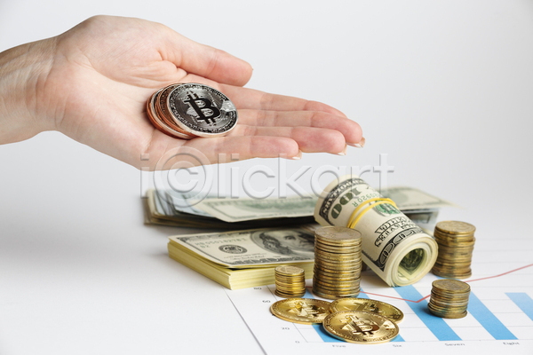 신체부위 JPG 포토 해외이미지 가상화폐 그래프 돈다발 동전탑 들기 보고서 손 지폐