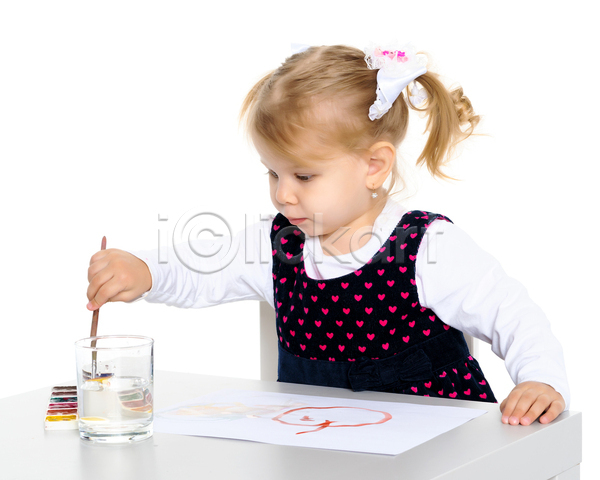 소녀(어린이) 소녀한명만 어린이 여자 한명 JPG 옆모습 포토 해외이미지 그림 들기 물감 미술 붓 상반신 탁자 흰배경