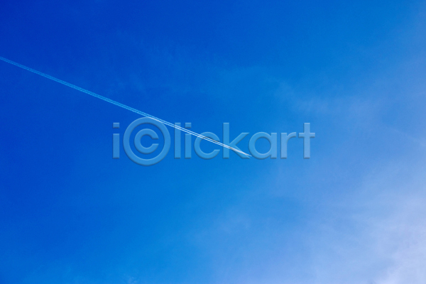 사람없음 JPG 포토 해외이미지 구름(자연) 백그라운드 비행기 비행운 야외 에어쇼 연기 제트기 주간 파란색 하늘