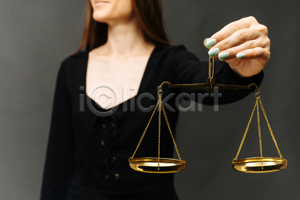 법 성인 성인여자한명만 여자 한명 JPG 앞모습 포토 해외이미지 들기 보여주기 상반신 실내 양팔저울 회색배경