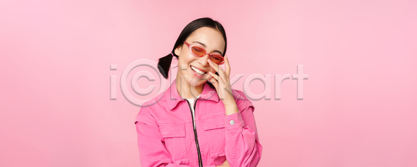 동양인 성인 성인여자한명만 여자 한명 JPG 포토 해외이미지 눈감음 분홍색배경 상반신 서기 선글라스 잡기 표현