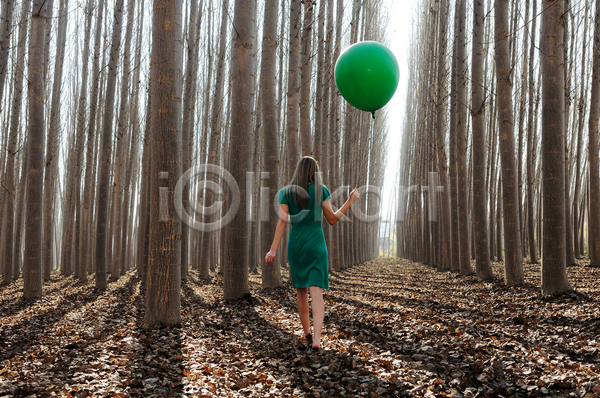 성인 성인여자한명만 여자 한명 JPG 뒷모습 포토 해외이미지 가득함 나무 들기 서기 숲 야외 전신 풍선