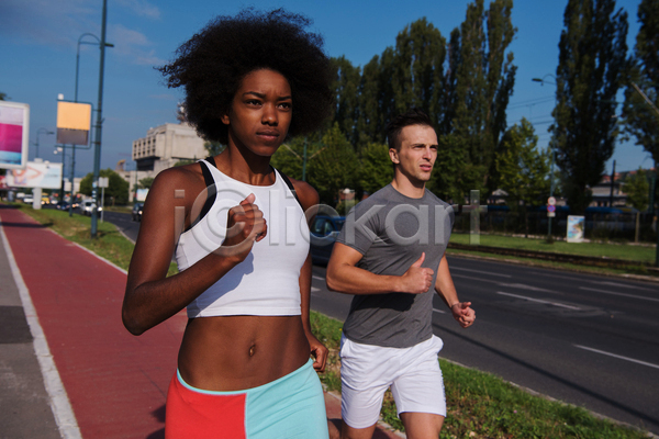 함께함 남자 두명 성인 성인만 여자 흑인 JPG 앞모습 포토 해외이미지 나무 달리기 달리기선수 마라톤 보행로 상반신 야외 조깅 주간 하늘