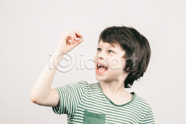 남자 서양인 소년 소년한명만 어린이 한명 JPG 앞모습 포토 해외이미지 놀람 상반신 손들기 손짓 실내 응시 흰배경