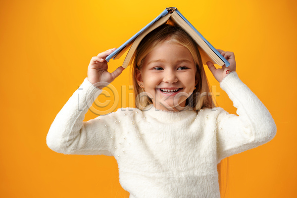 즐거움 백인 소녀(어린이) 소녀한명만 어린이 여자 한명 JPG 앞모습 포토 해외이미지 독서 들기 미소(표정) 상반신 주황색배경 책