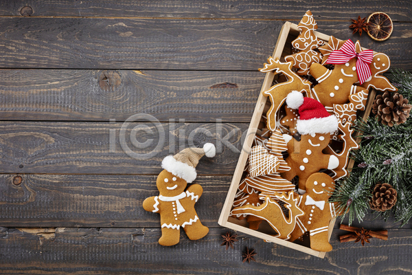 사람없음 JPG 포토 하이앵글 해외이미지 가득함 나무배경 담기 솔방울 실내 진저맨 진저쿠키 쿠키 크리스마스 크리스마스용품