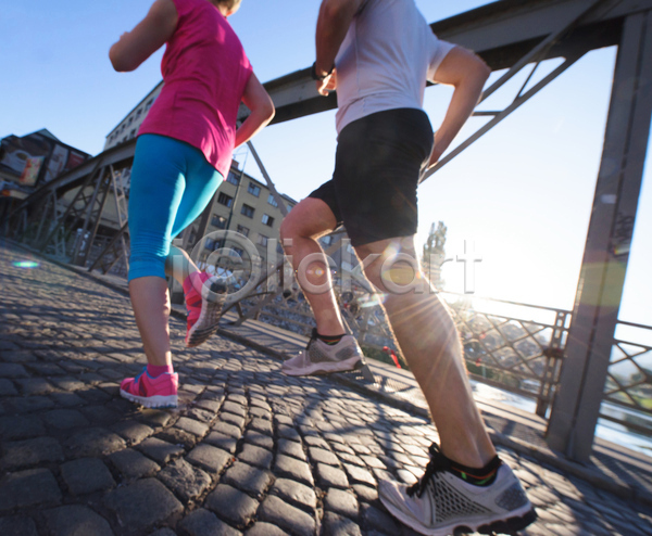 함께함 행복 남자 두명 서양인 성인 성인만 여자 JPG 뒷모습 포토 해외이미지 달리기 달리기선수 라이프스타일 마라톤 아침 야외 조깅 커플 하반신 햇빛